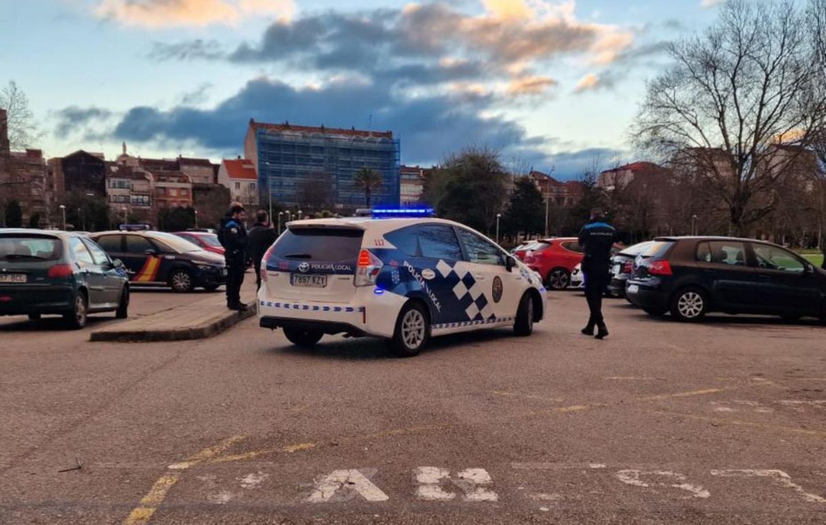 Los agentes inspeccionan vehículos y hablan con testigos. |   //  M.M.