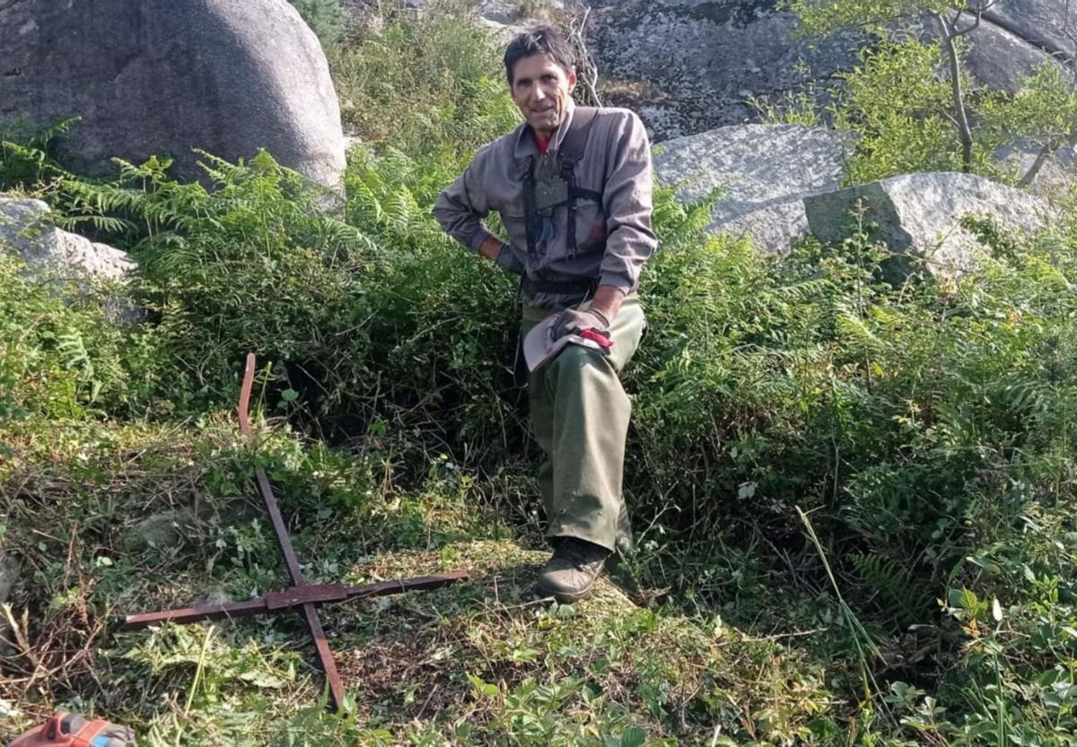 Uno de los operarios que halló la cruz entre la maleza, al pie del mirador. |  FdV