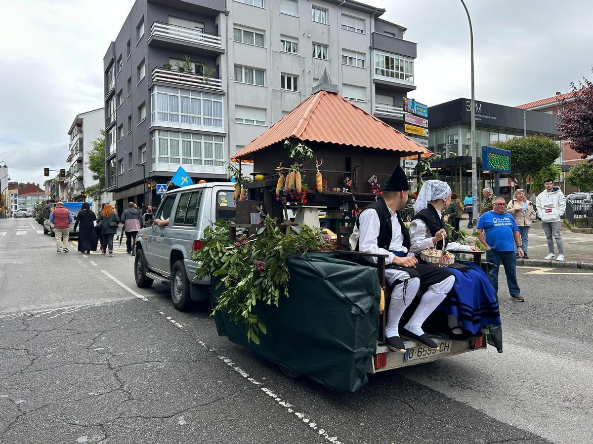 EN IMÁGENES: Castrillón se vuelca con la cabalgata de carrozas y xarrés