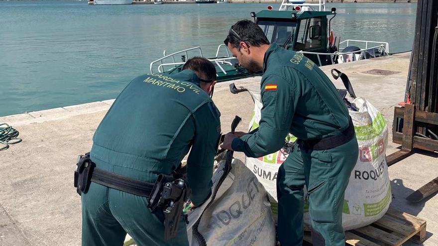 Agentes de la Guardia Civil, con las redes incautadas