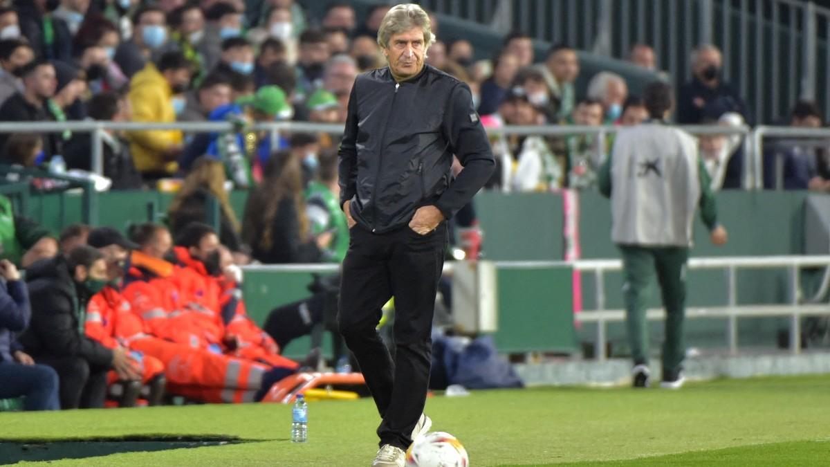 Pellegrini, en la banda durante el partido contra el Alavés