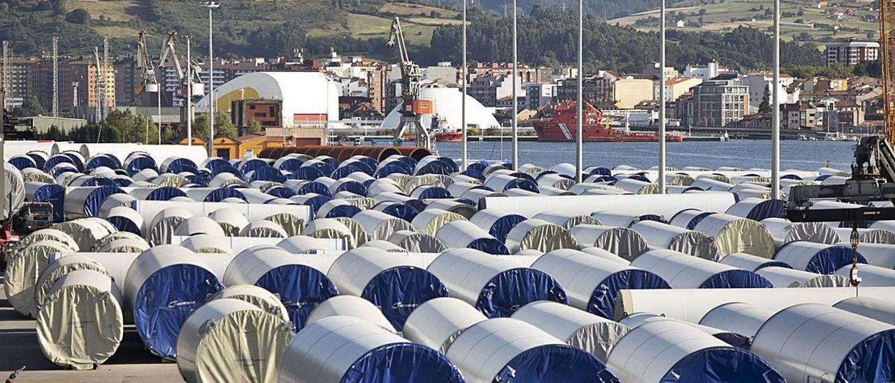 Tubos para parques eólicos almacenados en los muelles de la margen derecha de la ría de Avilés.