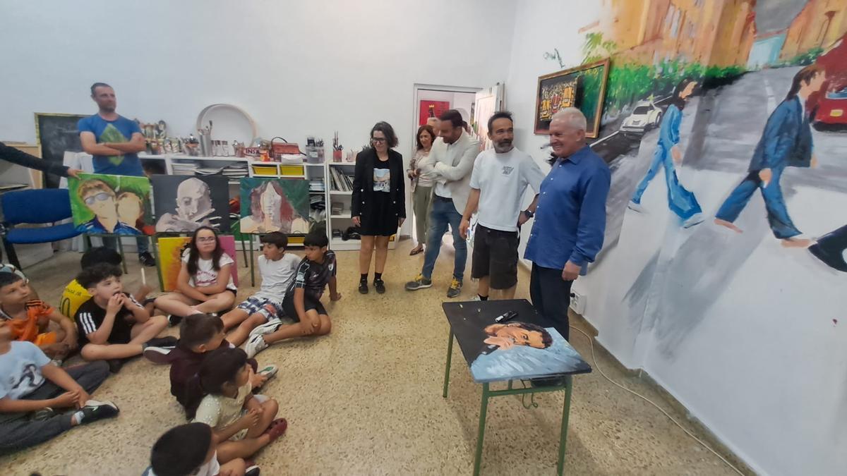 Victor Manuel, junto al pupitre con su retrato.
