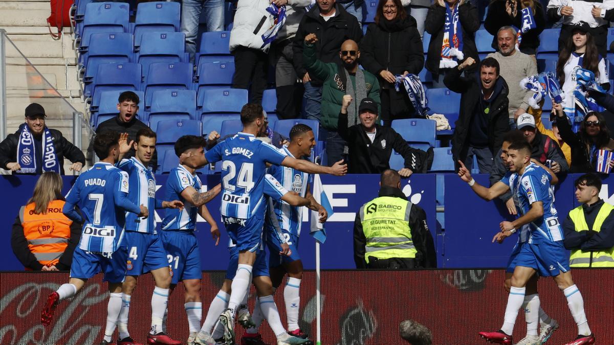 Los jugadores del Espanyol celebran uno de los goles de Braithwaite al Mallorca