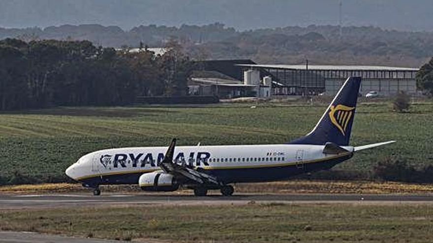 Un avió de Ryanair a l&#039;aeroport de Girona.