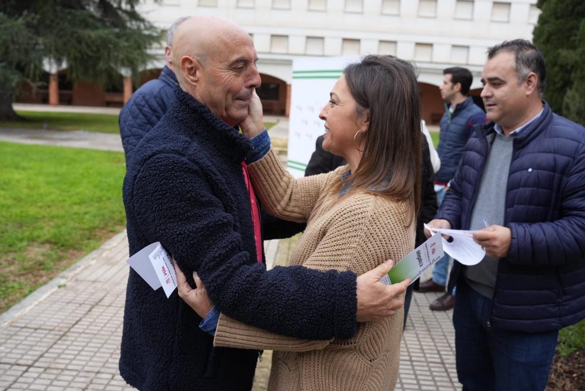 Antonio Hurtado e Isabel Ambrosio se saludan hoy en el comité provincial del PSOE de Córdoba.