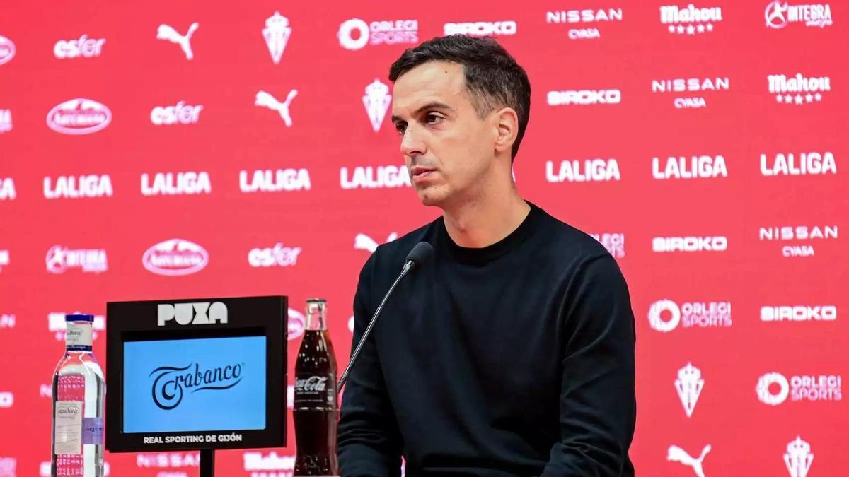 Borja Jiménez, entrenador del Sporting de Gijón, durante una rueda de prensa.