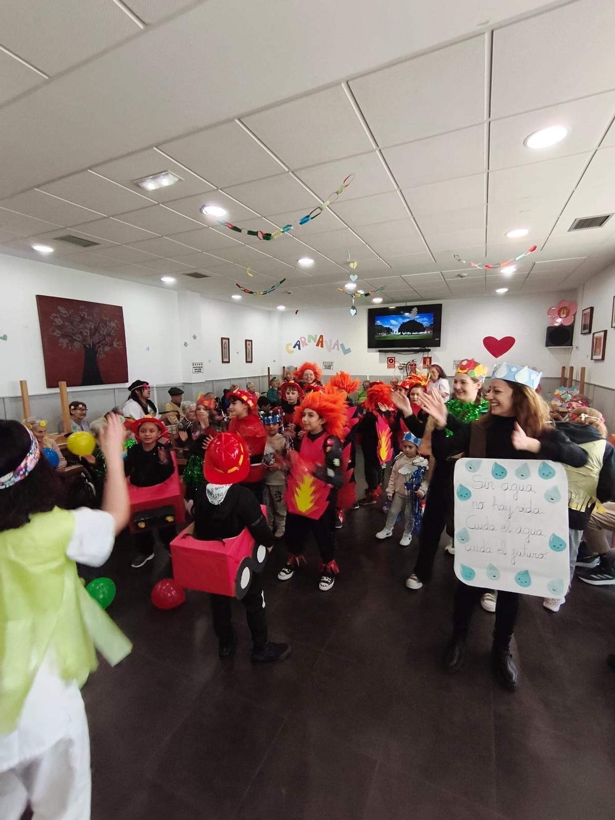 Antroxu intergeneracional en Llastres, con el alumnado y el profesorado del colegio Matemático Pedrayes