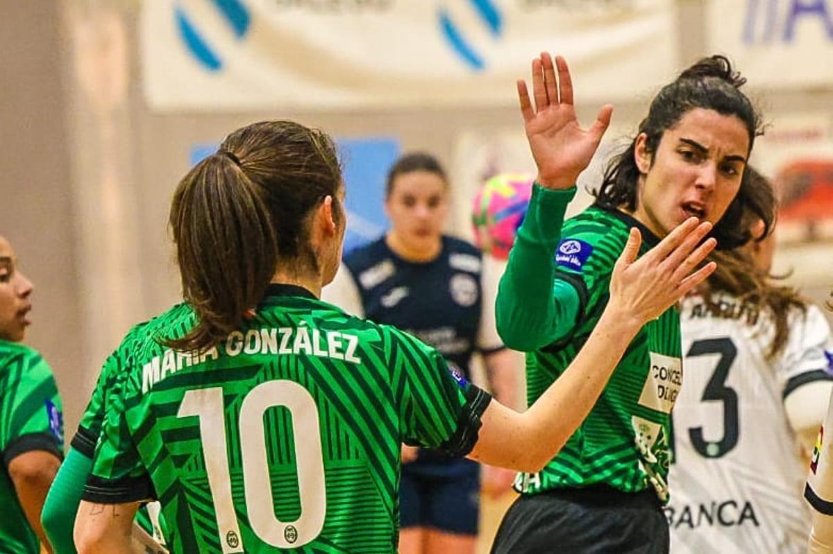 Clau saluda a María.