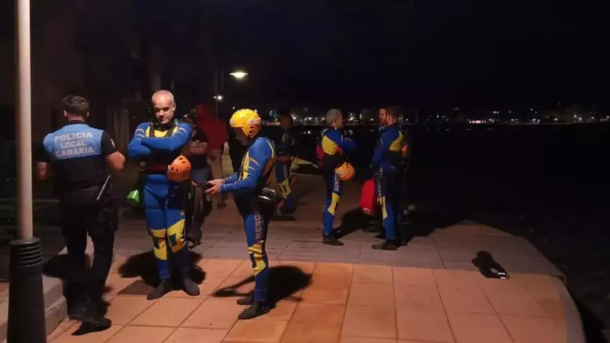Búsqueda de un surfista en la playa de Arinaga