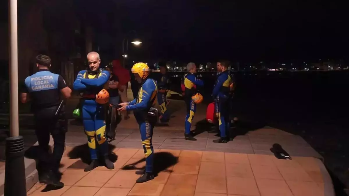 Buscan a un surfista desaparecido en la playa de Arinaga