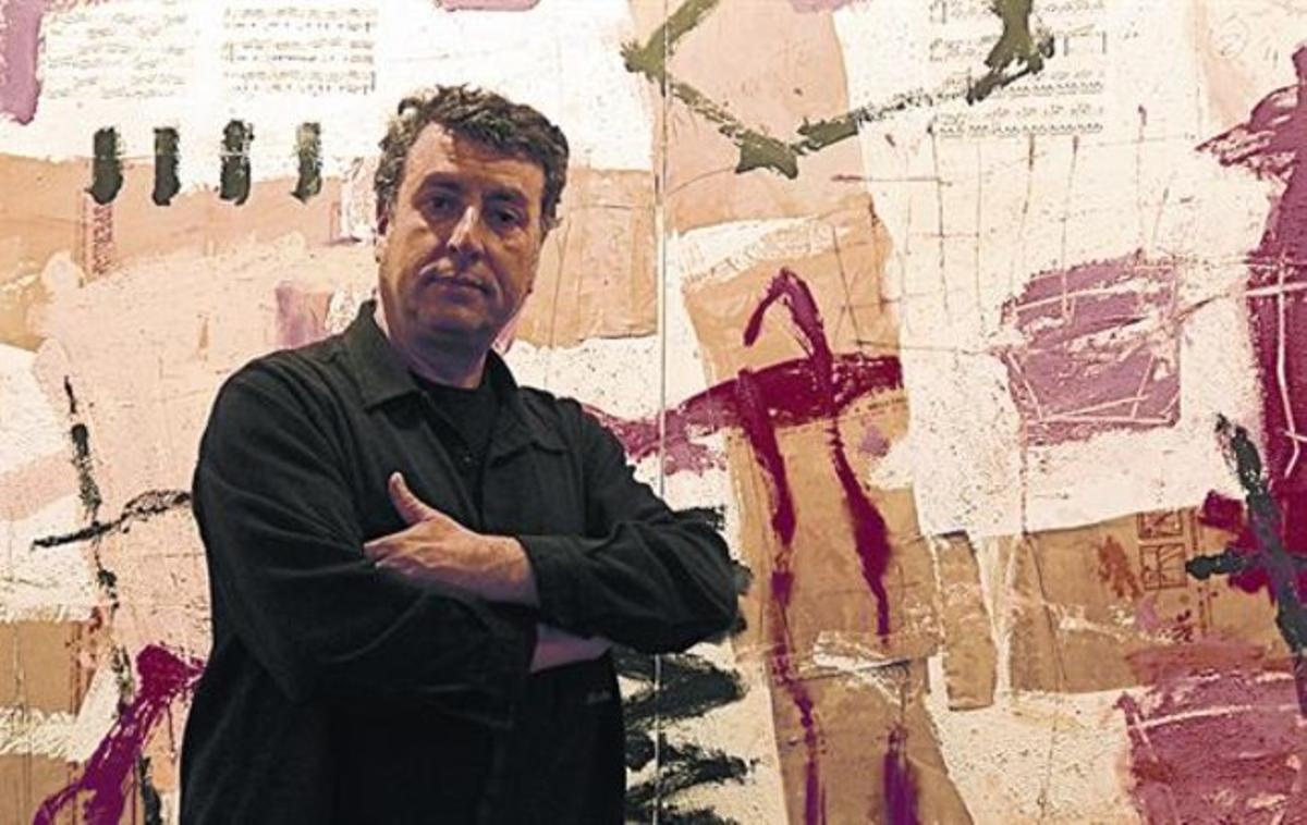 Carles Bros, davant d’una de les teles d’inspiració mediterrània exposades al Museu d’Art de Pequín.