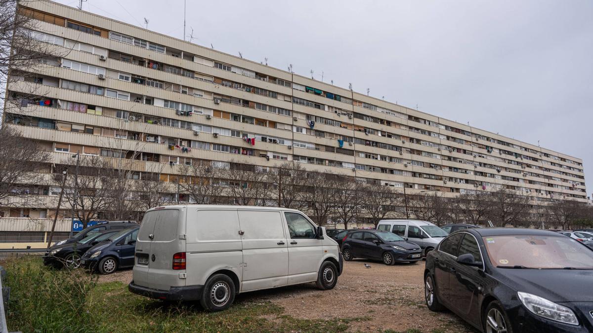 Exterior del bloque Venus, en el barrio de La Mina de Sant Adrià de Besòs, cuyos vecinos llevan años esperando una solución residencial más digna.