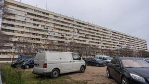 Exterior del bloque Venus, en el barrio de La Mina de Sant Adrià de Besòs, cuyos vecinos llevan años esperando una solución residencial más digna.