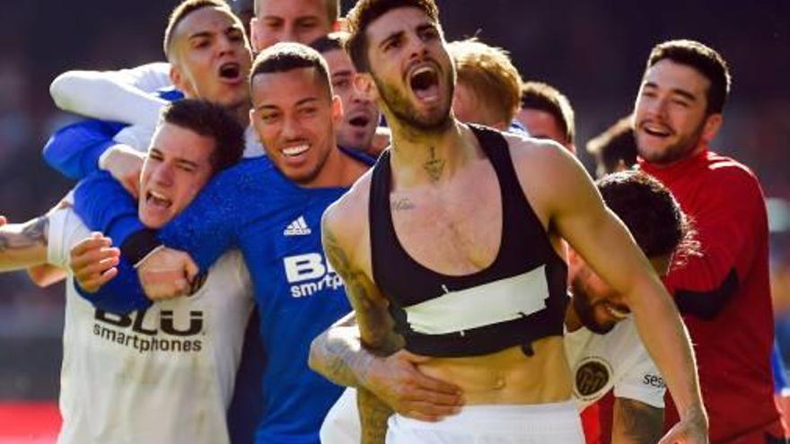 Piccini y los jugadores del Valencia celebran el gol del triunfo.