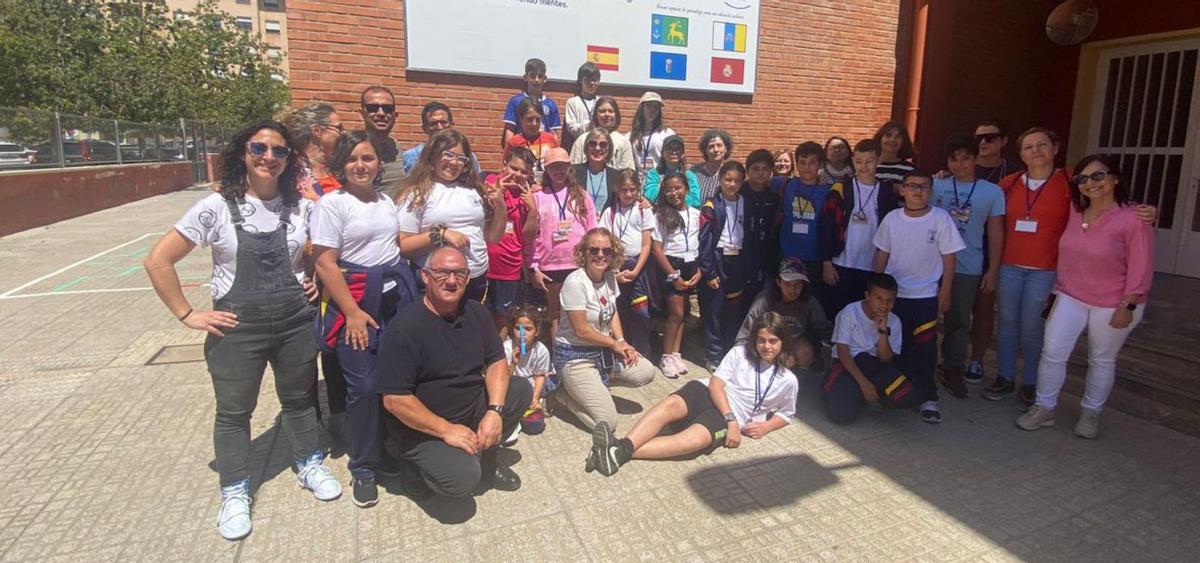 Los alumnos con la concejala de Educación Irene Ruiz. | L.O.