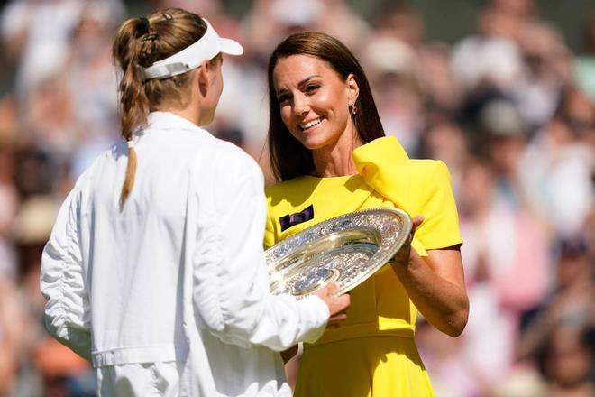 Kate Middleton entrega el trofeo de Wimbledon a Elena Rybakina
