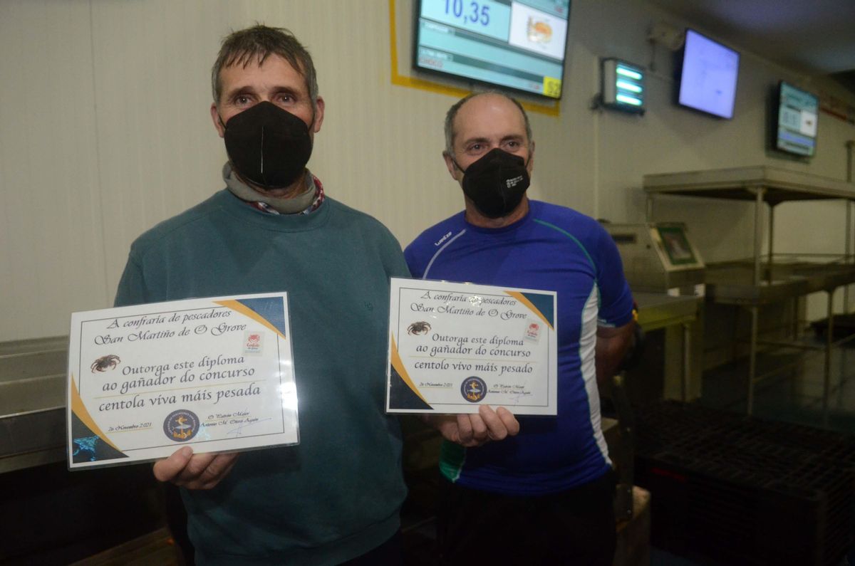 Los representantes del barco &quot;Chapeliño&quot;, que capturó los dos ejemplares ganadores.