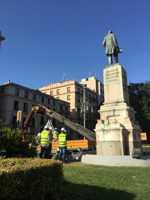 Desmontaje de la escultura 'Alegoría del Trabajo' del monumento de Larios.