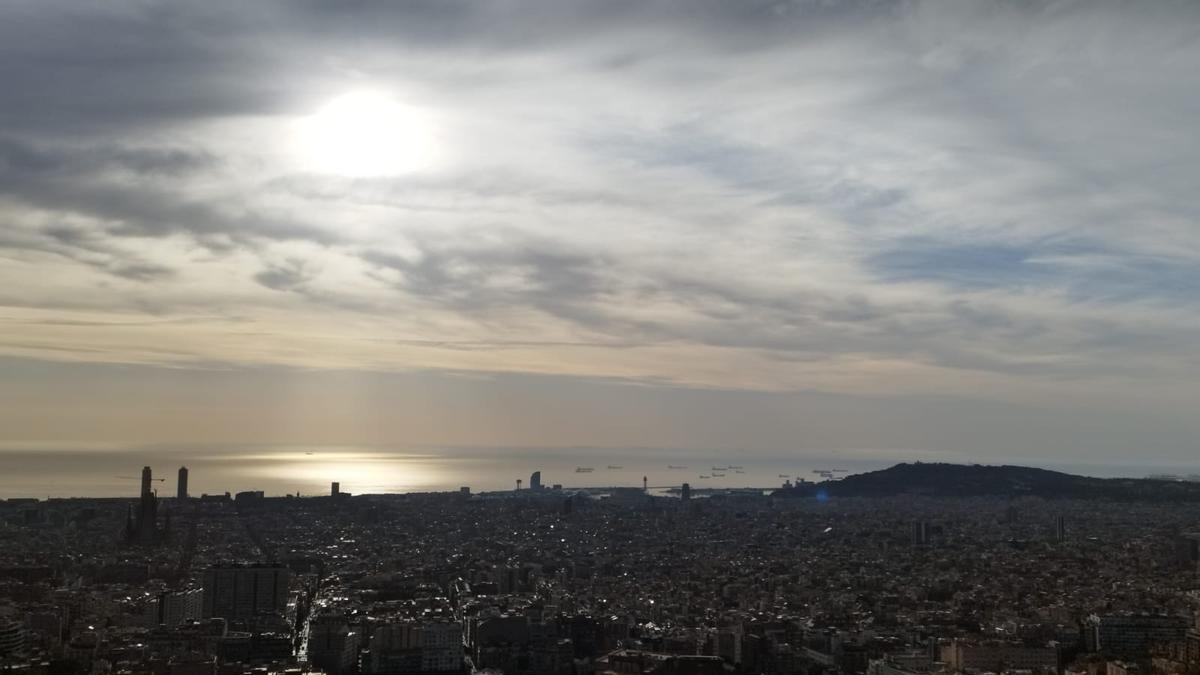 BARELONA NUBES SOL TIEMPO METEO SEMI DESPEJADO