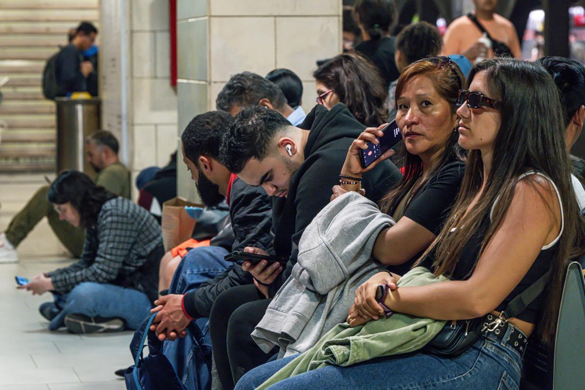 Demoras de hasta dos horas para salir de Barcelona en tren y buses