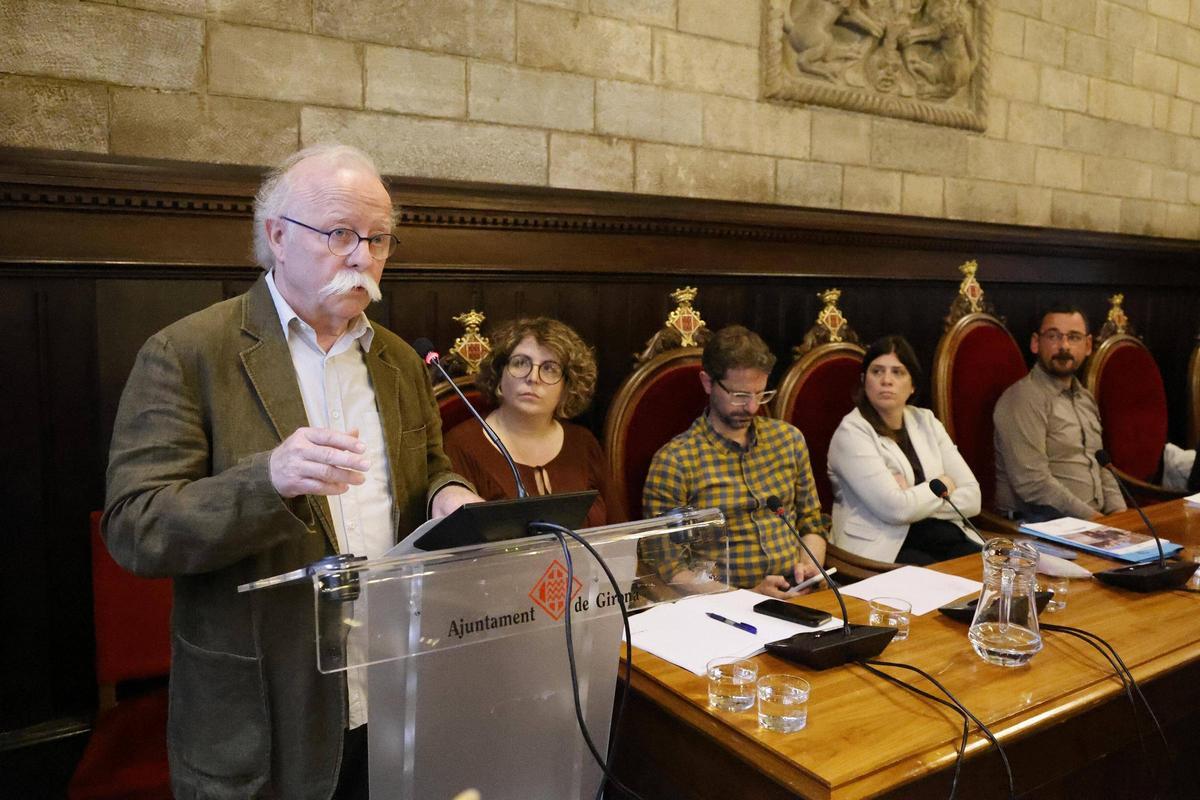 El cronista oficial de Girona, Joan Boadas, durant el ple de Girona.
