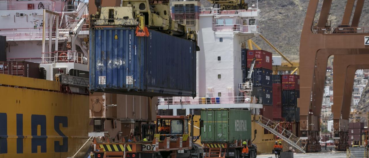 Momento de la estiba de un buque mercante en el puerto de Santa Cruz de Tenerife.