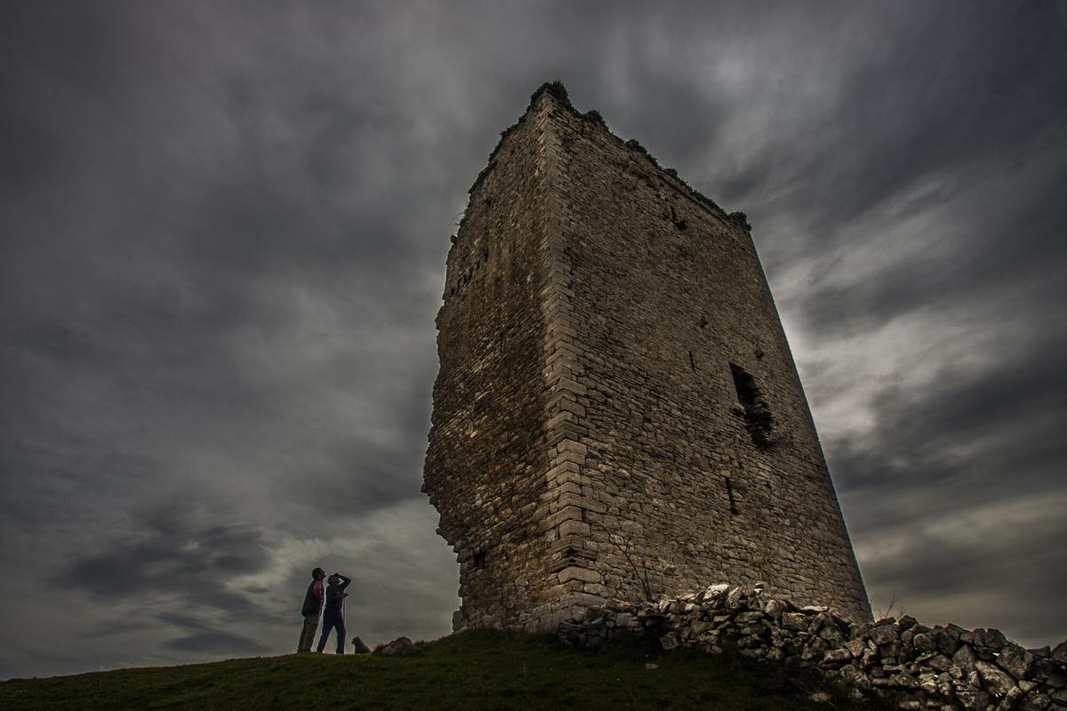 El torreón de Peñerudes, en Morcín.