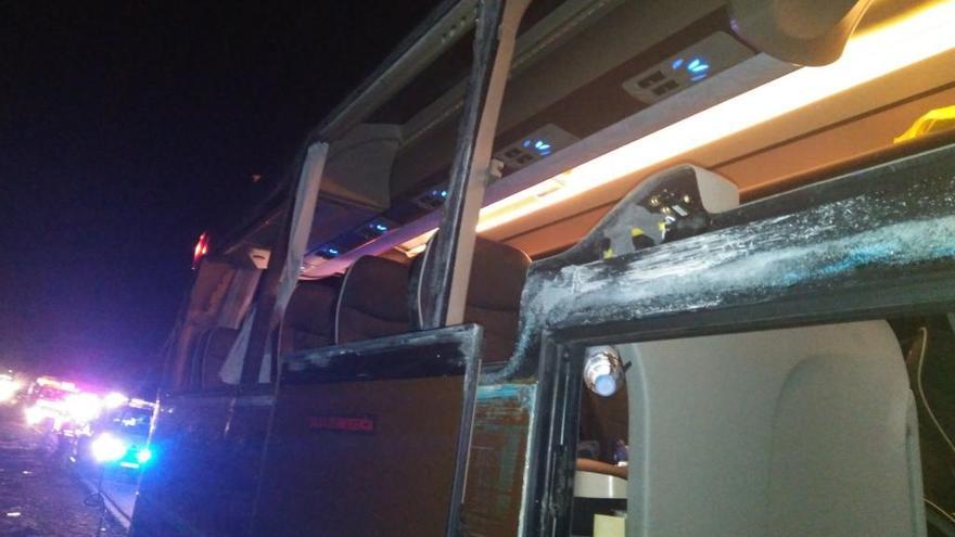 Imagen del autobús siniestrado anoche en Villargordo del Cabriel.