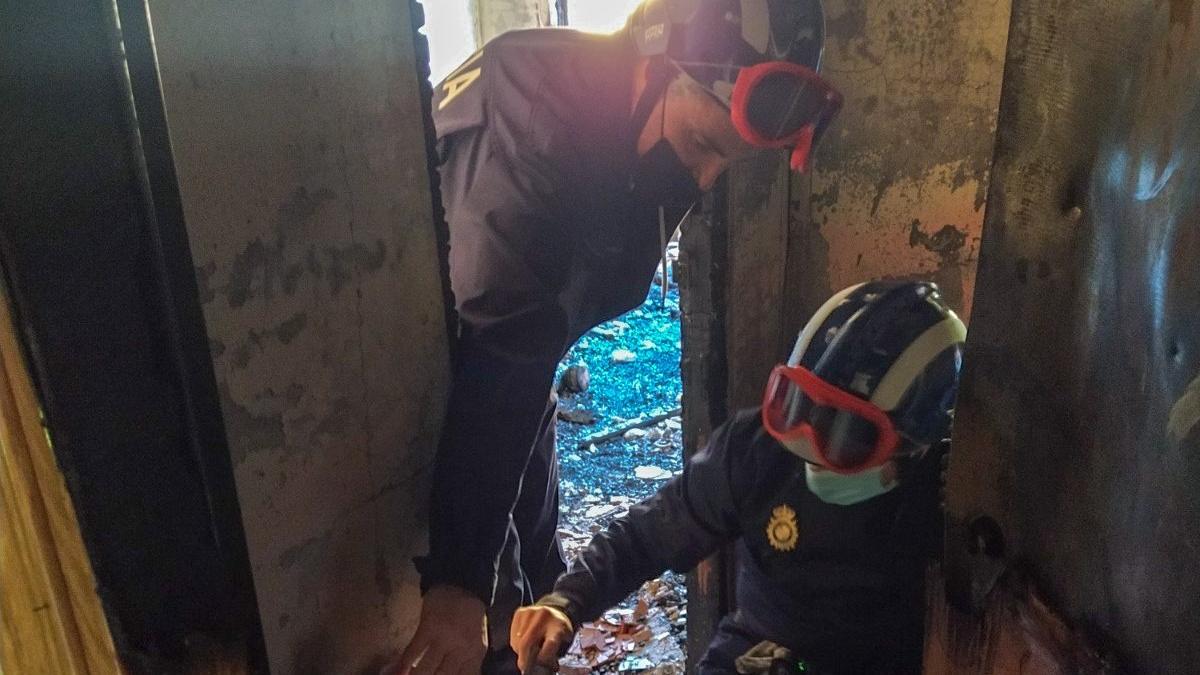 Los agentes inspeccionan la vivienda afectada.