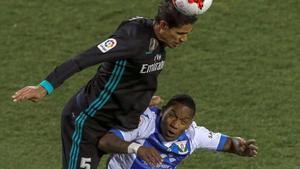 Beauvue, en sus tiempos en el Leganés, disputa el balón con Varane en un partido de Copa del 2018.