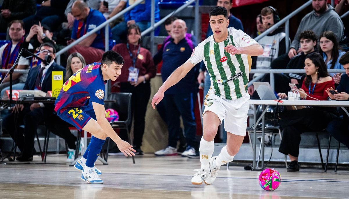 El jugador del Córdoba Futsal Carlos Gómez controla el balón ante la defensa de Gauna.