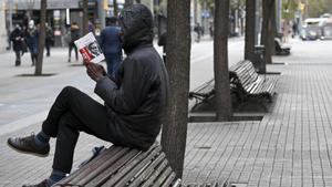 Mamadou Sidibe, fotografiado en Barcelona leyendo ’Batouala’, la referencial novela de denuncia del racismo de René Maran.
