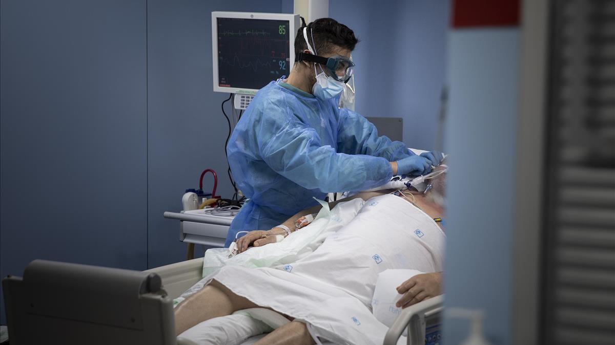 Barcelona 18 12 2020  Reportaje en el Hospital de Sant Pau   Unidad de cuidados intensivos UCI con enfermos de coronavirus covid-19 Foto de Ferran Nadeu