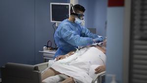 Barcelona 18 12 2020  Reportaje en el Hospital de Sant Pau   Unidad de cuidados intensivos UCI con enfermos de coronavirus covid-19 Foto de Ferran Nadeu