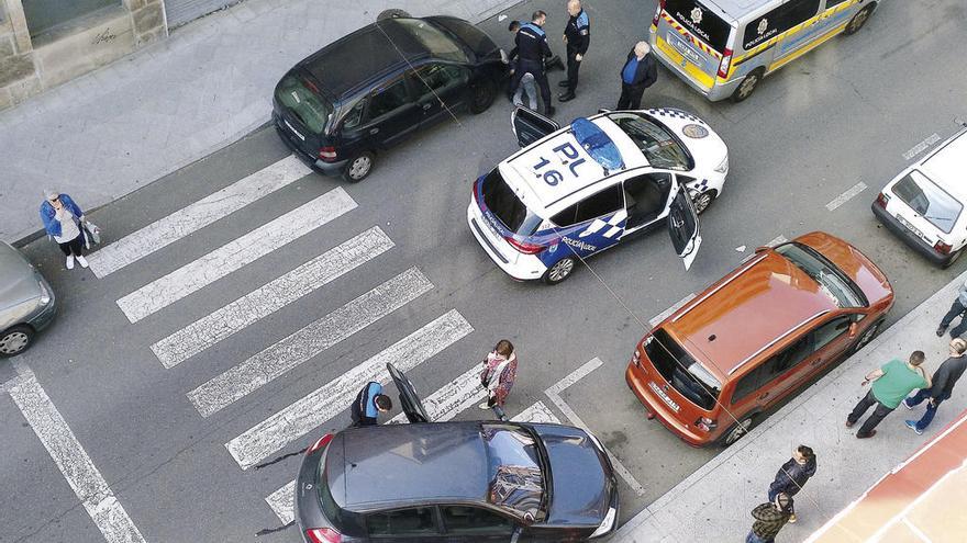 Detenido un policía nacional tras embestir la terraza de un bar con su coche en Ourense