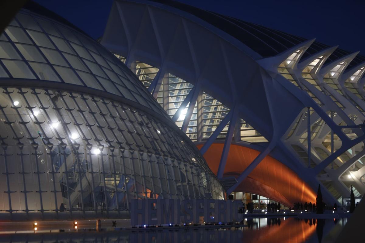 València se tiñe de azul y naranja contra el Cáncer