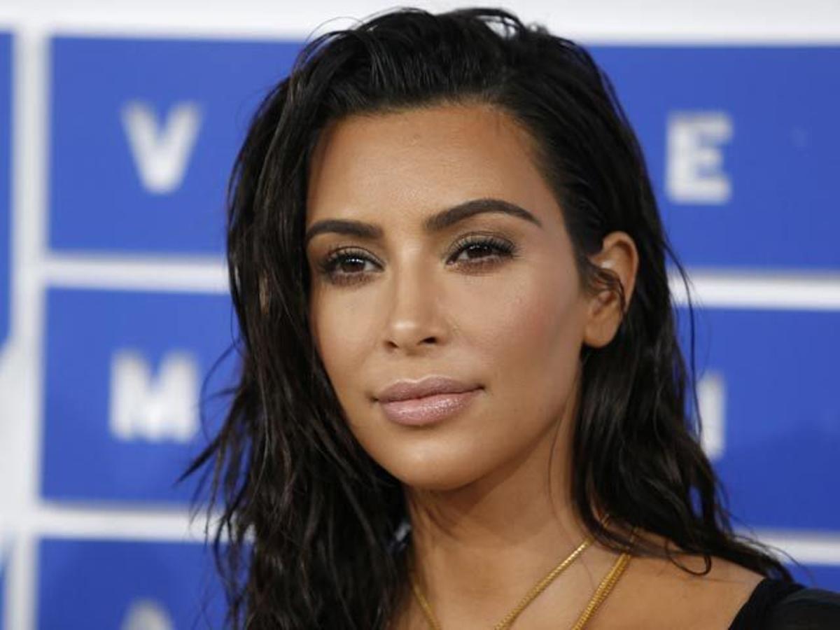 Kim Kardashian con raya a un lado y 'efecto mojado'