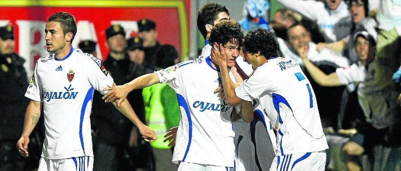 Jorge López felicita a Ander Herrera tras su gol en El Alcoraz.