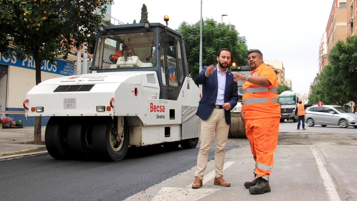 El concejal de Urbanismo ha visitado las obras de asfaltado.