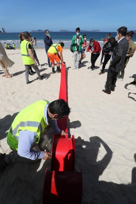 Caballero explica el sistema de seguridad para los arenales de Samil y O Vao.