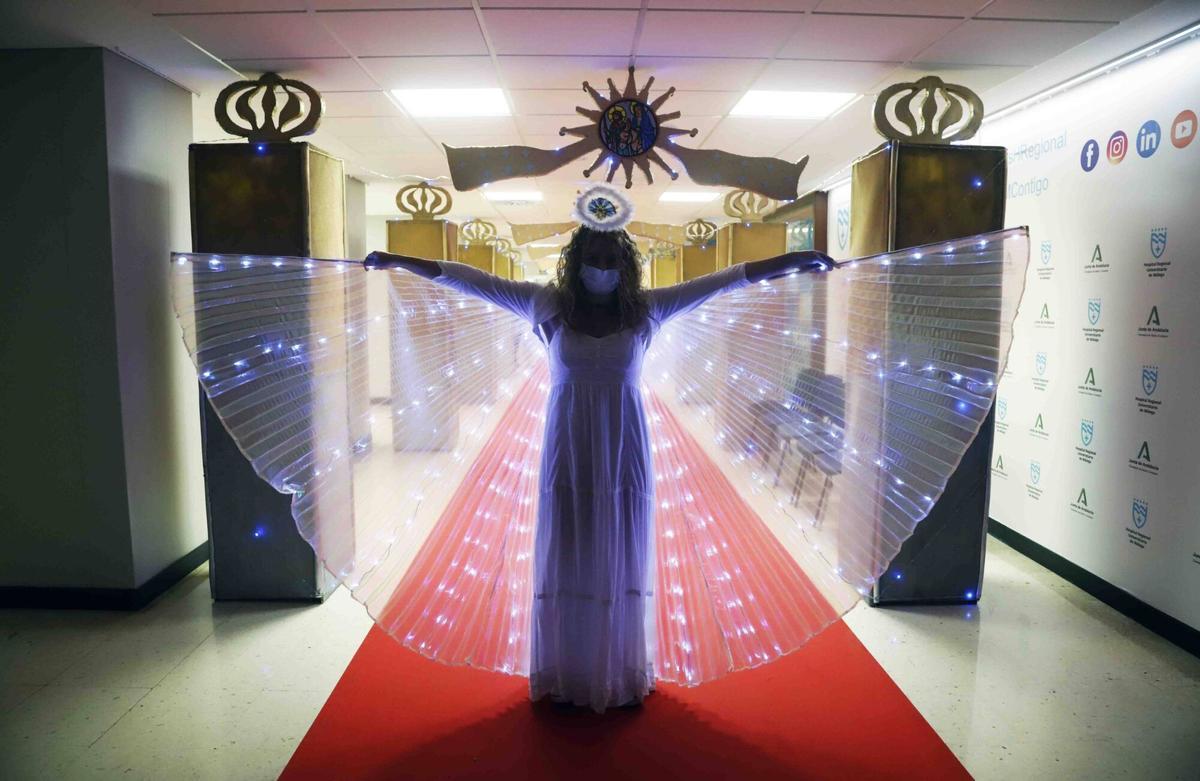 MLG 16-12-2025.-Varias personas disfrutan del encendido de la Navidad en el Hospital Materno Infantil, donde emulan la iluminación de calle Larios.