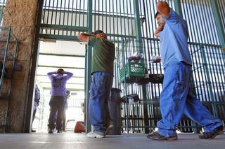 Un juez ordena mejorar las condiciones de detención de los migrantes en Arizona