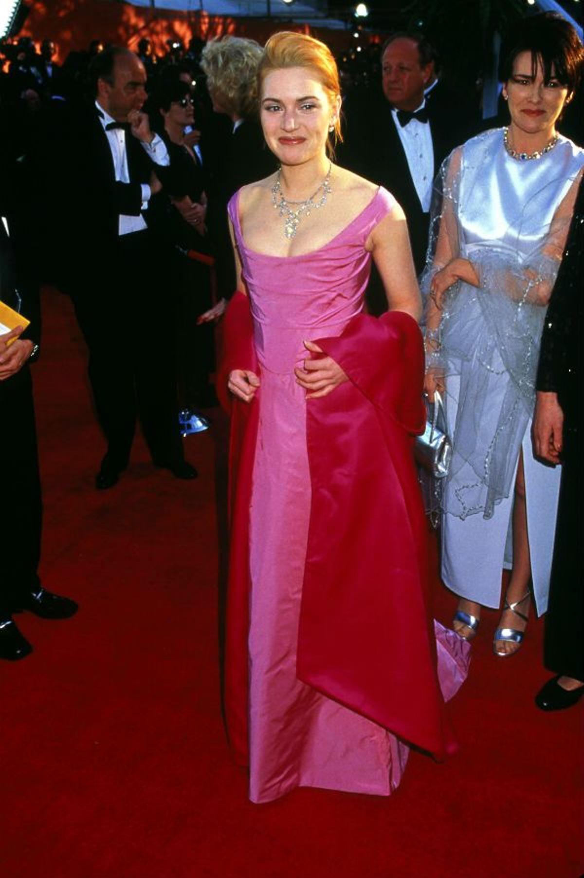 Kate Winslet, mujer de rosa en los Oscar de 1996