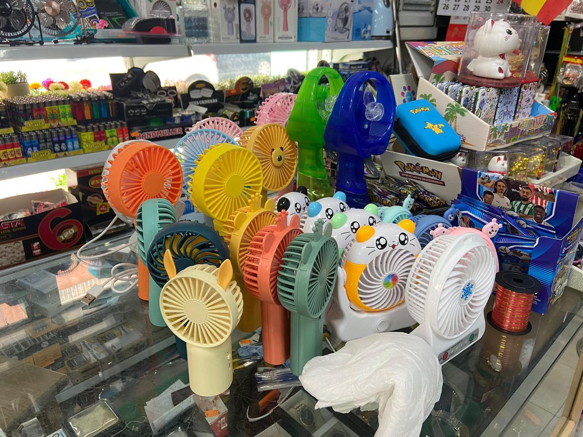 Ventiladores de mano en un bazar de Alicante.