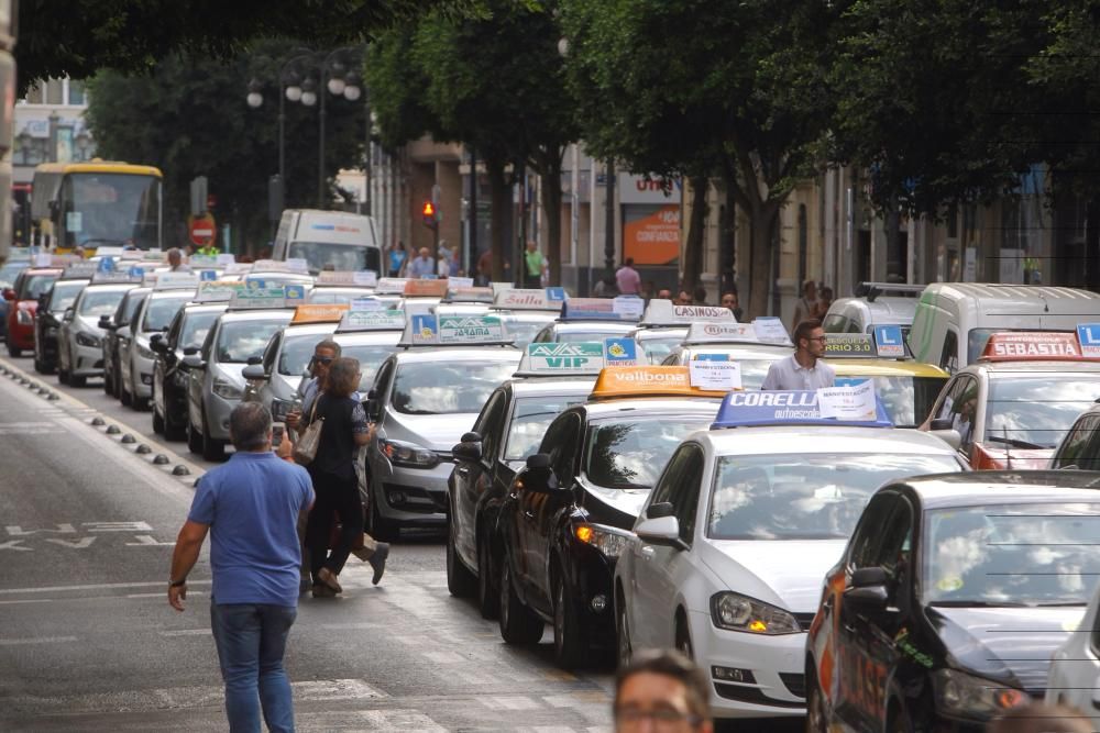 Manifestación de autoescuelas en València