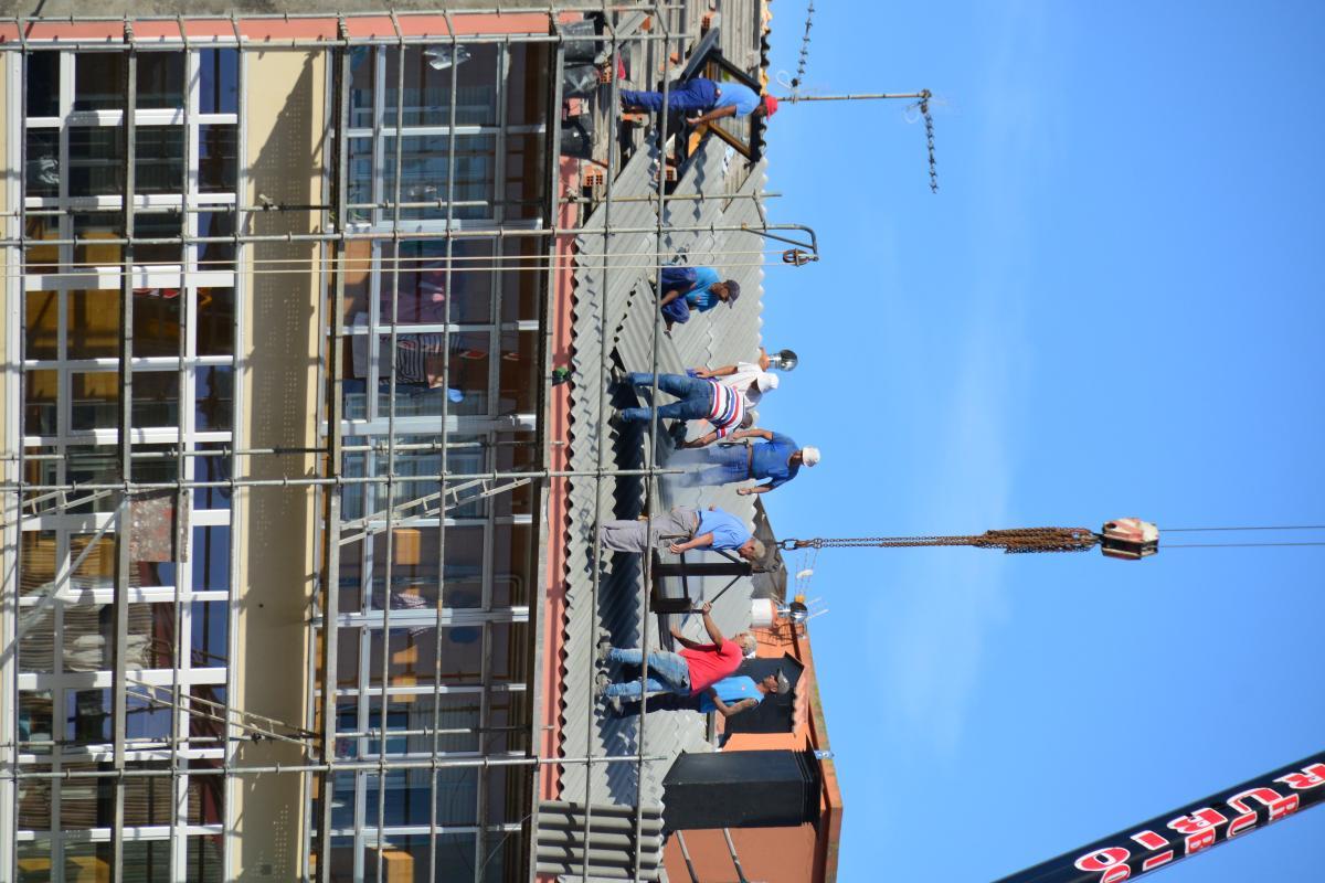 Obreros trabajando en un edificio en Bueu en una imagen de archivo.