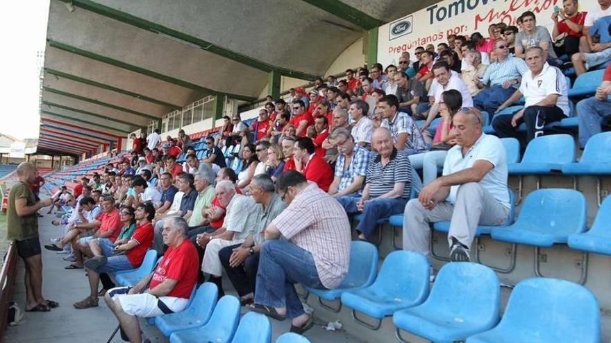 Aficionados congregados en la grada de O Couto el 24 de julio de 2012 para protestar contra la amenaza de desaparición del club.