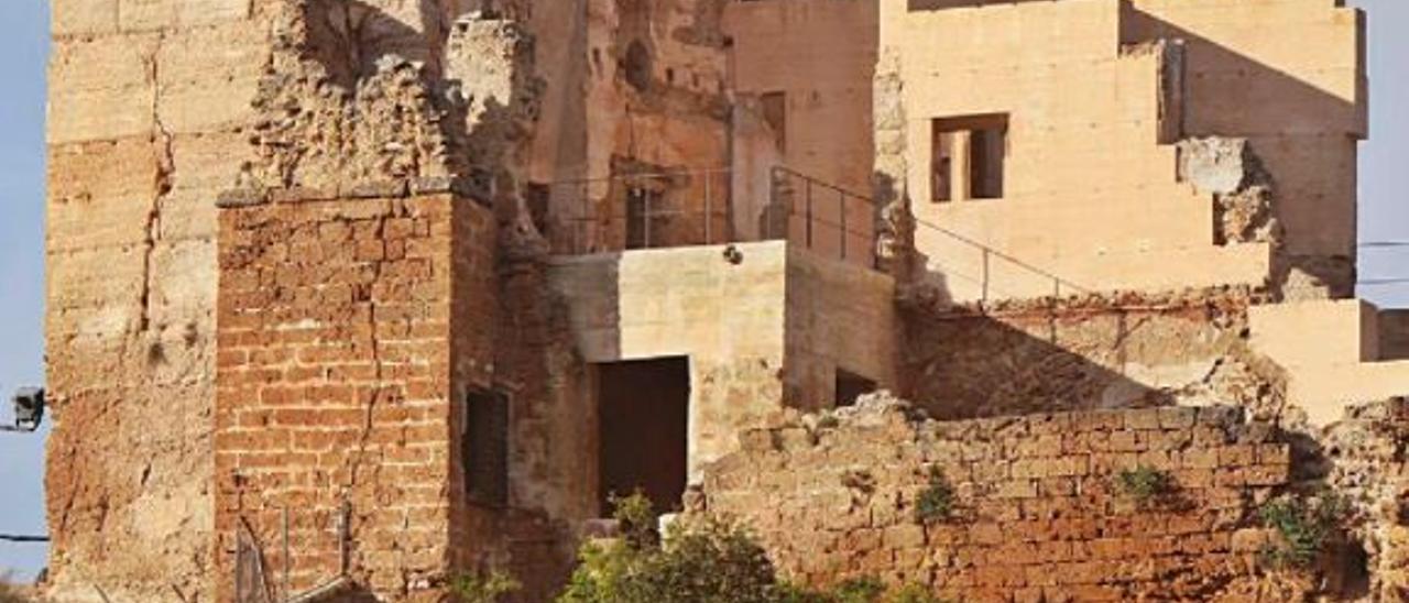 Castillo de Bolbaite, con la Torre Mayor sin restaurar. | PERALES IBORRA