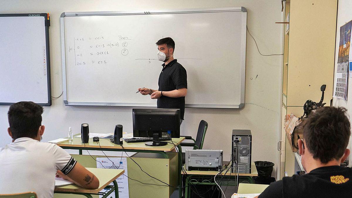 Un profesor da una clase en Zamora.